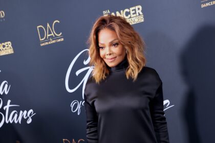 Il bagliore senza tempo di Janet Jackson ruba la scena in un nuovo look completamente bianco (FOTO)