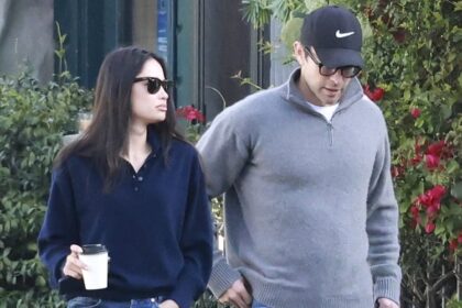 Chace Crawford e Kelsey Merritt portano a spasso il loro cane durante una gita informale di San Valentino