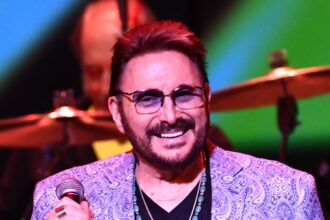 Morto Chuck Negron - Il cantante di "Jeremiah Was A Bullfrog" è morto a 83 anni