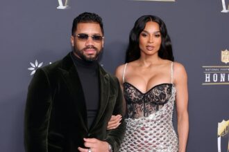 Ciara mostra la lingerie in uno splendido abito accanto al marito Russell Wilson agli NFL Honors 2026