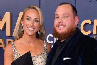 Luke Combs cancella lo spettacolo del Super Bowl a causa della gravidanza della moglie Nicole