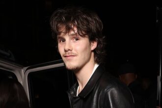 Cruz Beckham pubblica la nuova canzone "Find Your Love" e vuole che i fan la "interpretino a modo loro"