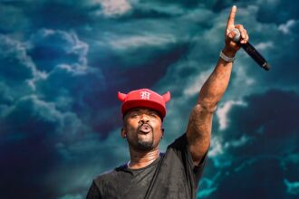 Ray J esegue un concerto mentre il sangue sembra colare dagli occhi