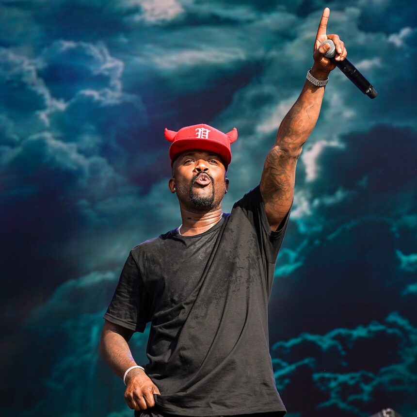 Ray J esegue un concerto mentre il sangue sembra colare dagli occhi
