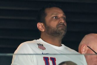 Il direttore dell'FBI Kash Patel parla dopo che il video di lui mentre festeggia con la squadra di hockey maschile degli Stati Uniti è diventato virale