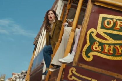 Spot pubblicitario del Super Bowl dello yogurt Oikos 2026: Kathryn Hahn spinge una funivia sulla collina di San Francisco!