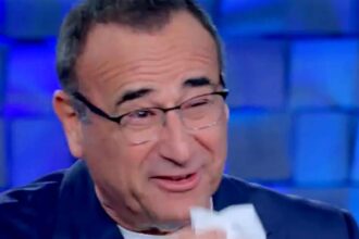 Carlo Conti in lacrime mentre parla della mamma che lo ha cresciuto da sola: ''Molto del merito di quello che sono va a lei" - Gossip.it