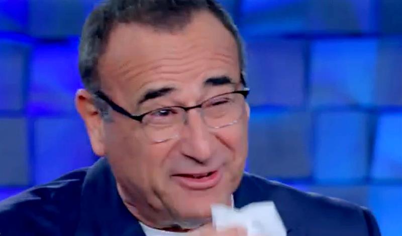 Carlo Conti in lacrime mentre parla della mamma che lo ha cresciuto da sola: ''Molto del merito di quello che sono va a lei" - Gossip.it