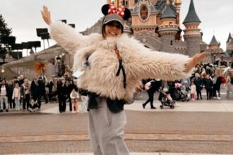 ''Ti adottano loro'': Rocìo Munoz Morales vola a Disneyland Paris con le due figlie avute da Raoul Bova - Gossip.it