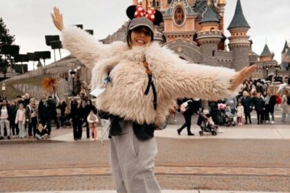 ''Ti adottano loro'': Rocìo Munoz Morales vola a Disneyland Paris con le due figlie avute da Raoul Bova - Gossip.it