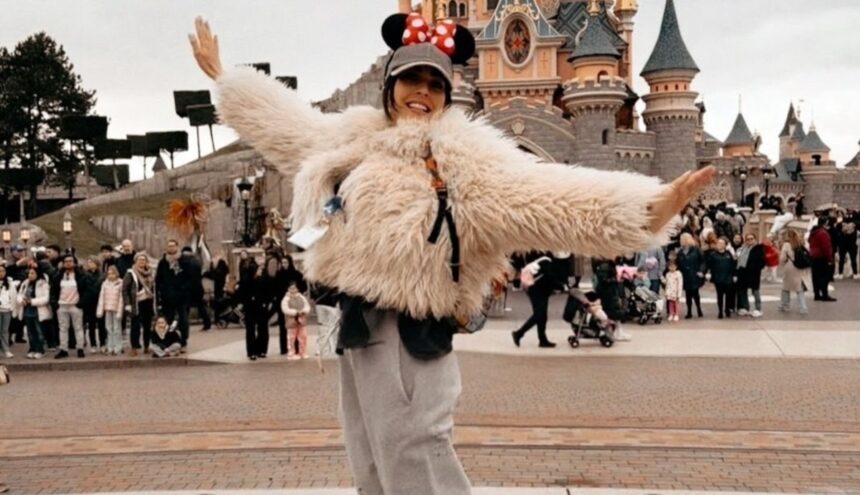 ''Ti adottano loro'': Rocìo Munoz Morales vola a Disneyland Paris con le due figlie avute da Raoul Bova - Gossip.it