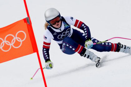 Lindsey Vonn cade per 13 secondi nella gara di discesa delle Olimpiadi invernali 2026 dopo aver strappato il legamento crociato anteriore