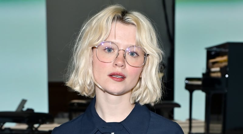 Maisie Peters risponde agli odiatori realizzando un video sull'avere un fidanzato sexy