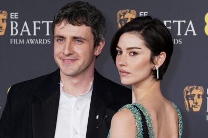 Paul Mescal e Gracie Abrams fanno il loro debutto come coppia sul tappeto rosso ai BAFTA 2026