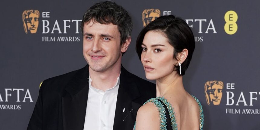 Paul Mescal e Gracie Abrams fanno il loro debutto come coppia sul tappeto rosso ai BAFTA 2026