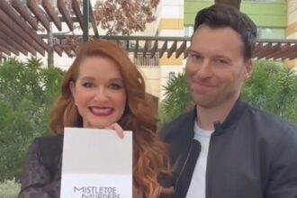 Hallmark rinnova "Mistletoe Murders" per la stagione 3: guarda Sarah Drew e Peter Mooney annunciare le novità in un video carino!