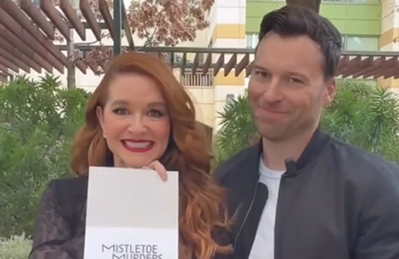 Hallmark rinnova "Mistletoe Murders" per la stagione 3: guarda Sarah Drew e Peter Mooney annunciare le novità in un video carino!