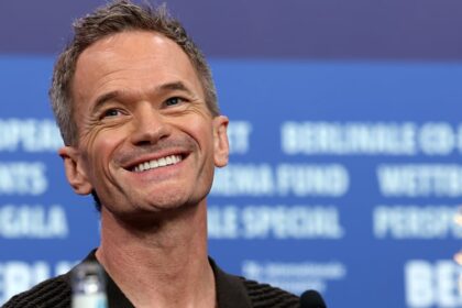 Neil Patrick Harris afferma di essere "interessato a fare cose apolitiche" mentre promuove "Sunny Day" in Germania