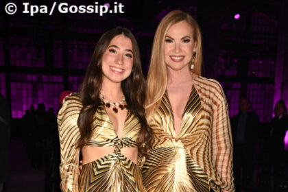 Federica Panicucci e la figlia Sofia insieme alla Fashion Week: i look dorati coordinati non passano inosservati - Gossip.it