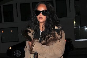 Rihanna visita un famoso ristorante indossando un lungo cappotto scamosciato bordato di pelliccia