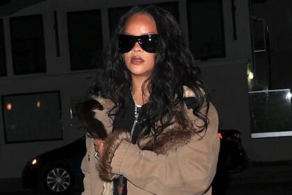 Rihanna visita un famoso ristorante indossando un lungo cappotto scamosciato bordato di pelliccia