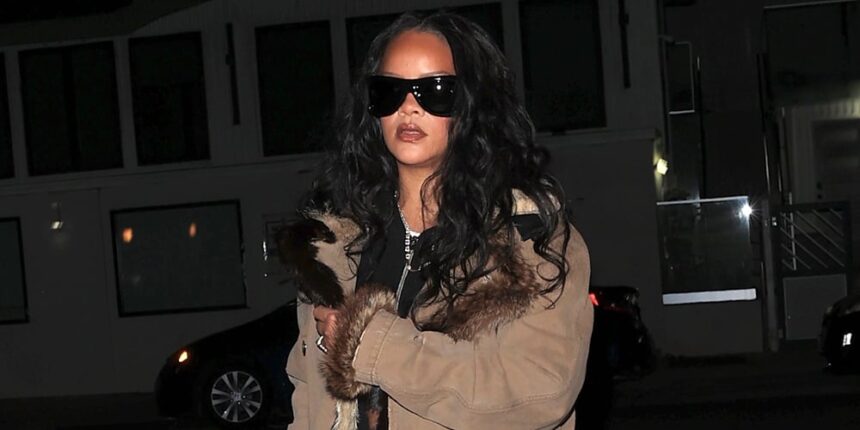 Rihanna visita un famoso ristorante indossando un lungo cappotto scamosciato bordato di pelliccia