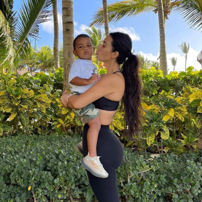 Kim Kardashian, Uno sguardo alle mattine con il figlio Salmo West