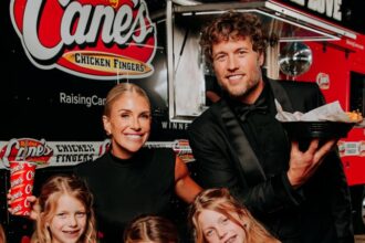 Matthew Stafford celebra la vittoria del premio MVP della NFL con moglie e figli al Raising Cane's