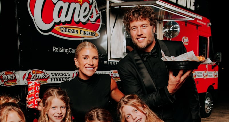 Matthew Stafford celebra la vittoria del premio MVP della NFL con moglie e figli al Raising Cane's