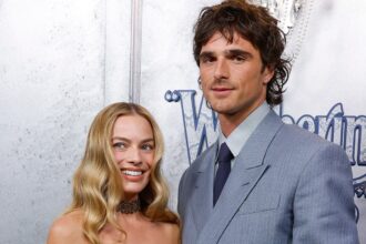 Margot Robbie si veste di Gothic Chic per la première australiana di 'Wuthering Heights' con Jacob Elordi