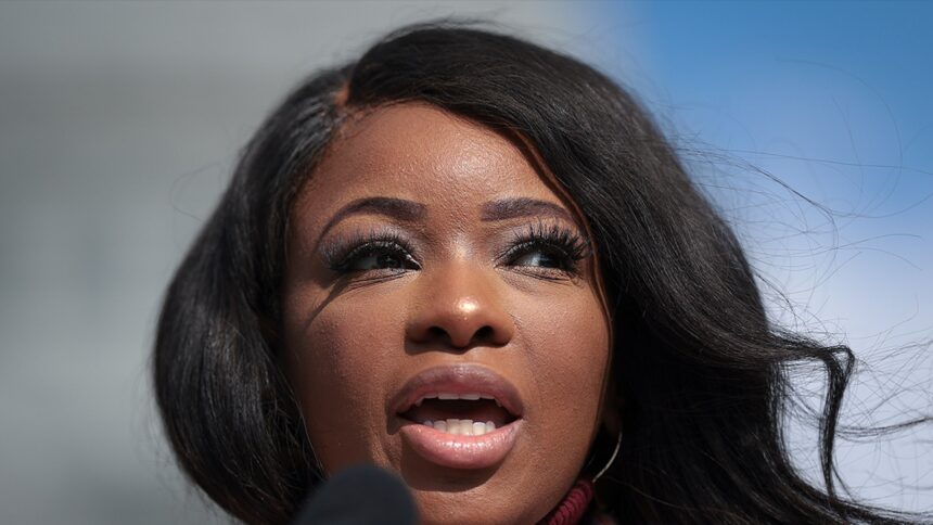 La guardia di sicurezza della deputata americana Jasmine Crockett sarebbe stata uccisa a colpi di arma da fuoco dalla polizia