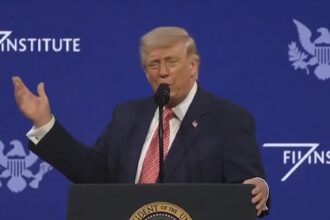 Il presidente Trump afferma inspiegabilmente che le persone possono chiedergli informazioni sul sesso