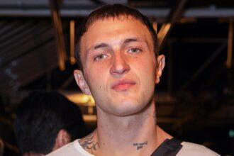 Anwar Hadid presenta un ordine restrittivo, afferma che una donna ha fatto irruzione nella sua camera da letto mentre dormiva