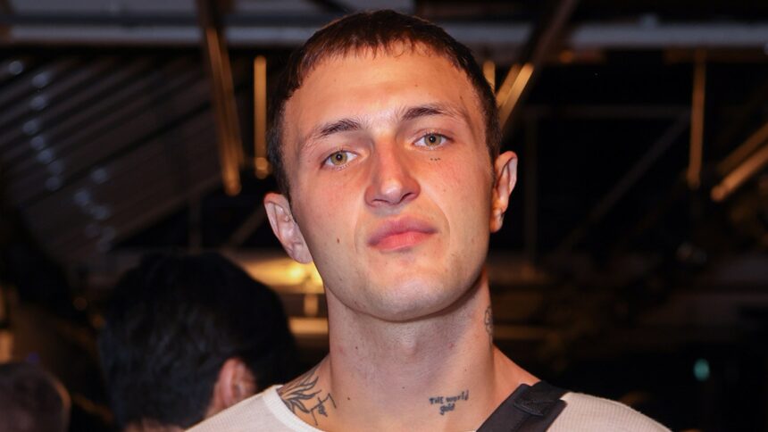 Anwar Hadid presenta un ordine restrittivo, afferma che una donna ha fatto irruzione nella sua camera da letto mentre dormiva