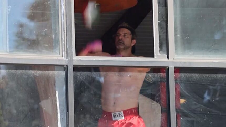 Joshua Jackson si allena a torso nudo in una palestra di boxe a Los Angeles, in video