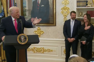 Donald Trump si entusiasma per l'aspetto della moglie del capo del DHS Markwayne Mullin