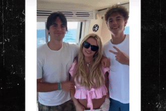 Britney Spears si ritrova con i figli su uno yacht dopo il recente arresto per guida in stato di ebbrezza
