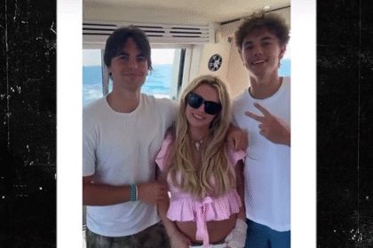 Britney Spears si ritrova con i figli su uno yacht dopo il recente arresto per guida in stato di ebbrezza
