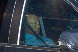 Tiger Woods sembra incazzato nelle nuove foto mentre lascia la prigione dopo l'arresto per guida in stato di ebbrezza