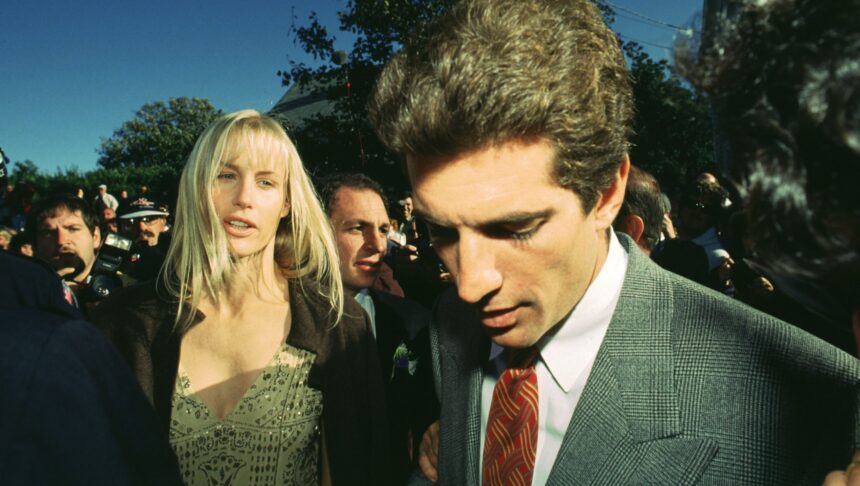 Le star che hanno criticato "Love Story: JFK Jr. e Carolyn Bessette": Dichiarazioni – Hollywood Life