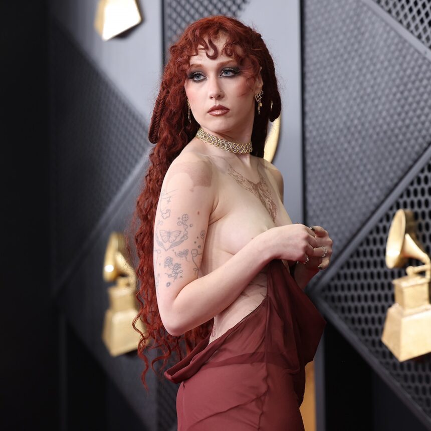 Chappell Roan scopre i capezzoli alla settimana della moda di Parigi 2026