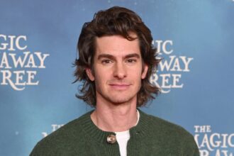 Andrew Garfield sfoggia i capelli lunghi alla premiere di 'Magic Faraway Tree' con Nicola Coughlan e Claire Foy