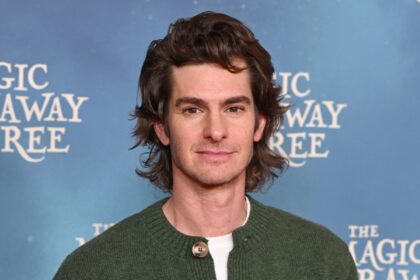 Andrew Garfield sfoggia i capelli lunghi alla premiere di 'Magic Faraway Tree' con Nicola Coughlan e Claire Foy