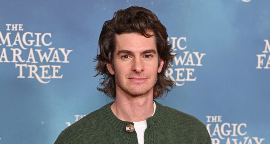 Andrew Garfield sfoggia i capelli lunghi alla premiere di 'Magic Faraway Tree' con Nicola Coughlan e Claire Foy