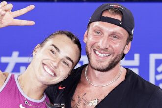 La stella del tennis numero 1 Aryna Sabalenka si fidanzata con il fidanzato Georgios Frangulis, condivide il video della proposta