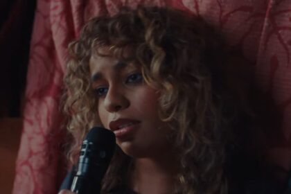 Testo di "Iloveitiloveitiloveit": Bella Kay segna il primo successo nella Billboard Hot 100 mentre la canzone diventa virale su TikTok