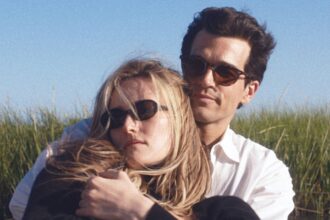 La stilista Carolyn Bessette sulla scena del matrimonio di Love Story