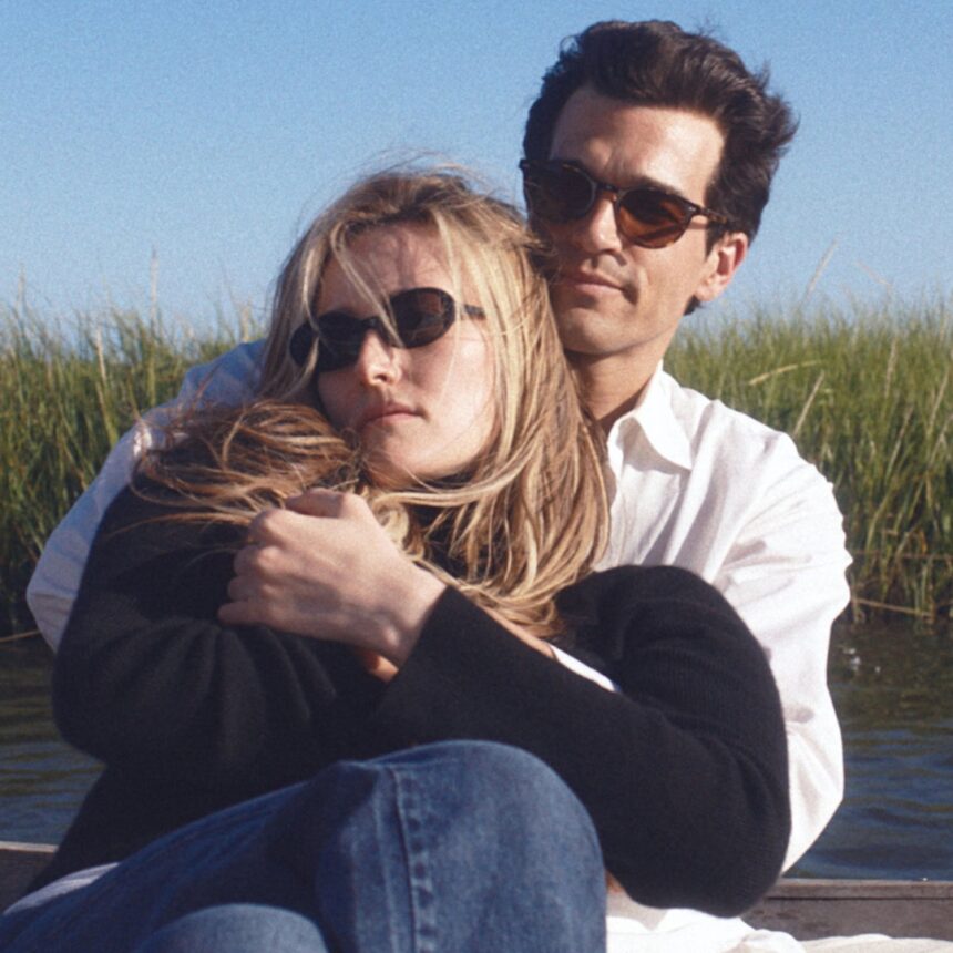 La stilista Carolyn Bessette sulla scena del matrimonio di Love Story