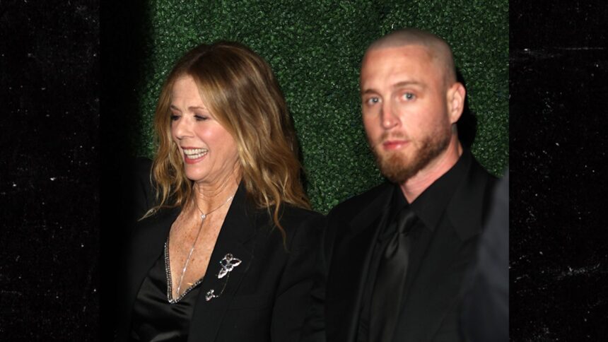 Chet Hanks partecipa alla festa pre-Oscar con la mamma Rita Wilson settimane dopo il problema del viaggio in Colombia