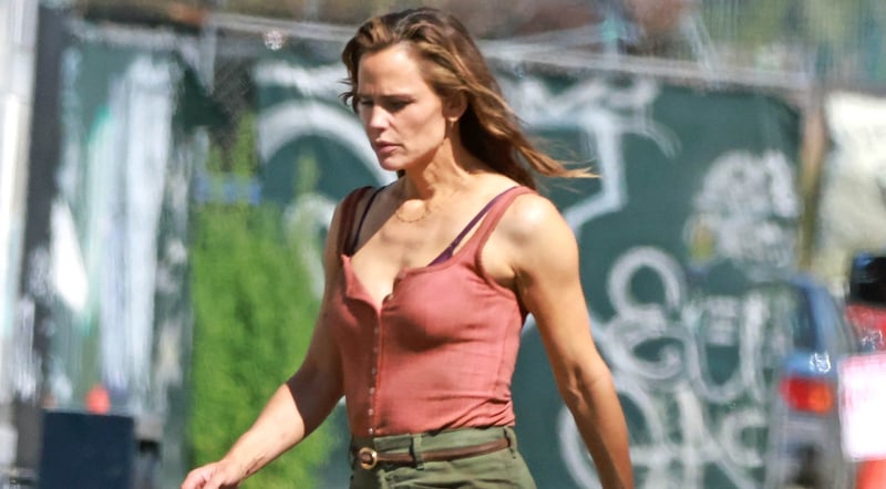 Jennifer Garner sembra pronta per l'azione durante le riprese del film "One Attempt Remaining" a Los Angeles